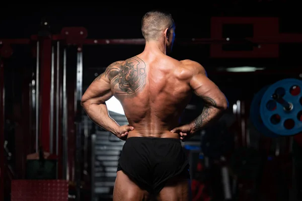 Spor Salonunda Güçlü Duran Kaslarını Esneten Adam Kas Atletik Vücut — Stok fotoğraf