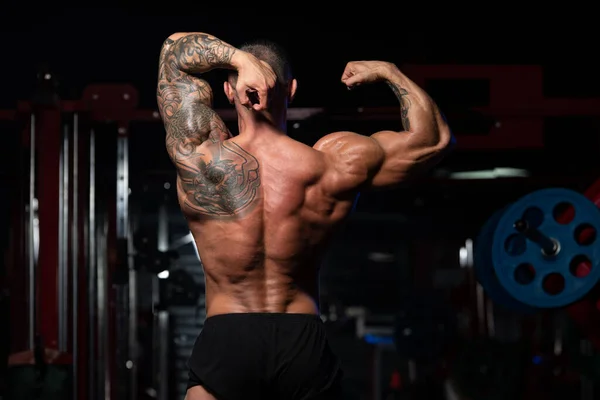 Bel Homme Debout Fort Dans Gymnase Les Muscles Flexibles Musclé — Photo