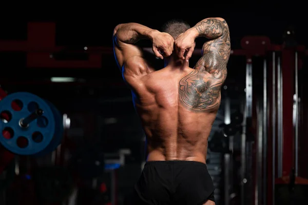 Mann Steht Stark Der Turnhalle Und Beugt Muskeln Vor Muskulöser — Stockfoto
