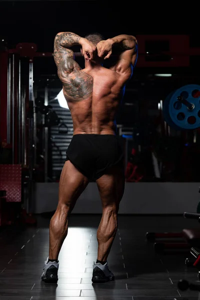 Bel Homme Debout Fort Dans Gymnase Les Muscles Flexibles Musclé — Photo