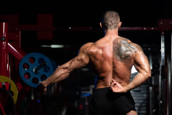 근육을 근육질 보디빌더 Fitness Model Posing Exercises — 스톡 사진