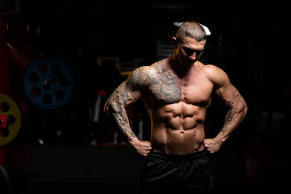 Bel Homme Debout Fort Dans Gymnase Les Muscles Flexibles Musclé — Photo