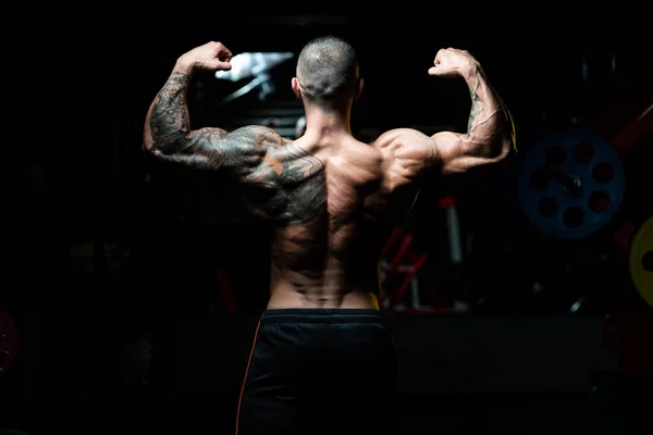 Hombre Guapo Pie Fuerte Gimnasio Músculos Flexionantes Muscular Atlético Culturista —  Fotos de Stock