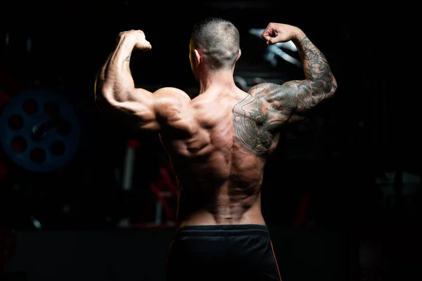 Mann Steht Stark Der Turnhalle Und Beugt Muskeln Vor Muskulöser — Stockfoto