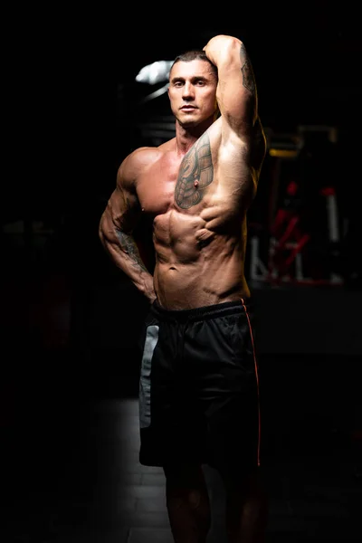ジムやフレッシング筋肉に強い立ってハンサムな男 運動後の筋肉運動体ビルダーフィットネスモデルのポーズ — ストック写真