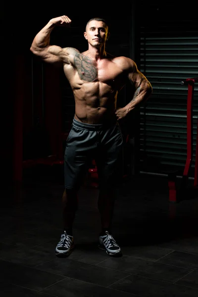 よく訓練された体を示す人の肖像 運動後の筋肉運動体ビルダーフィットネスモデルのポーズ — ストック写真