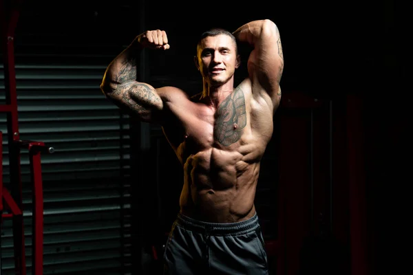 Hombre Guapo Pie Fuerte Gimnasio Músculos Flexionantes Muscular Atlético Culturista — Foto de Stock