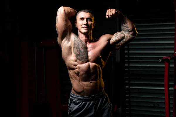 Homem Forte Ginásio Músculos Flexantes Muscular Atlético Musculação Modelo Aptidão — Fotografia de Stock