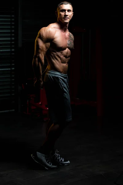 신체적으로 훈련을 보디빌더 Fitness Model Posing Exercises — 스톡 사진