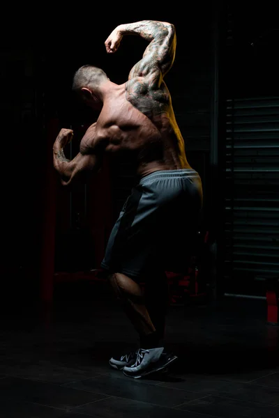 Hombre Guapo Pie Fuerte Gimnasio Músculos Flexionantes Muscular Atlético Culturista —  Fotos de Stock