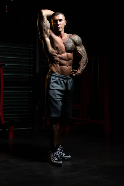 Bonito Homem Forte Ginásio Músculos Flexantes Muscular Atlético Musculação Modelo — Fotografia de Stock