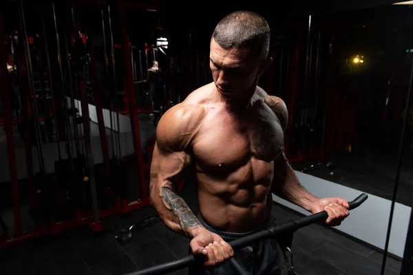 Muscular Fitness Bodybuilder Wykonywanie Ciężkich Ćwiczeń Bicepsy Maszynie Kablem Siłowni — Zdjęcie stockowe