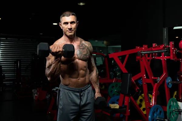 Atleet Uit Werken Biceps Een Fitnessruimte Halters Concentratie Krullen — Stockfoto
