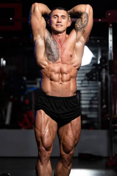Hombre Pie Fuerte Gimnasio Músculos Flexionantes Muscular Atlético Culturista Modelo Fotos de stock