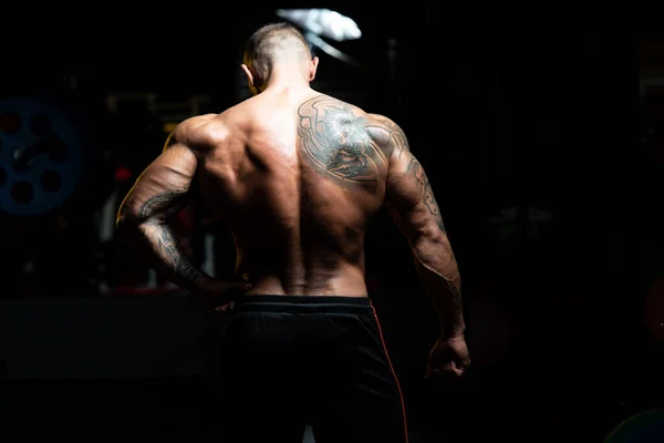 Przystojniak Stojący Silny Siłowni Elastyczne Mięśnie Muscular Athletic Bodybuilder Fitness Obraz Stockowy