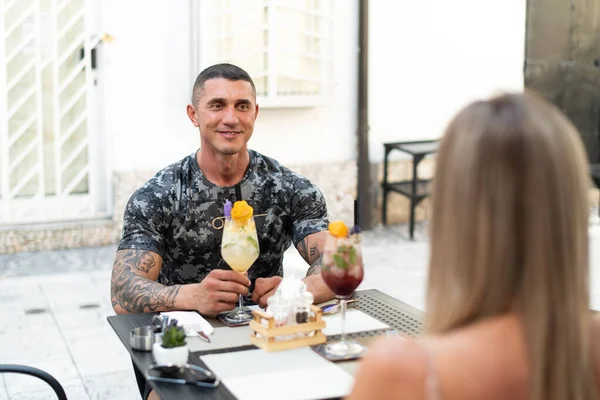 Restoranda Kokteyl Çen Genç Çiftin Portresi Açık Hava Eğlenme Zamanı — Stok fotoğraf