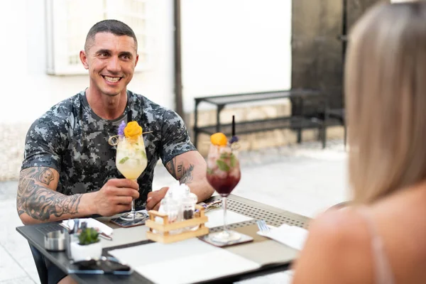 Portrait Young Couple Drinking Cocktails Restaurant Outdoors Enjoying Time — Stock Photo, Image