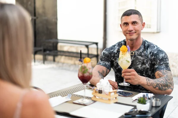 Portrait Young Couple Drinking Cocktails Restaurant Outdoors Enjoying Time — Stock Photo, Image