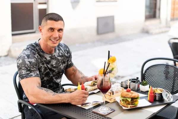 大人の肖像レストランでトルティーヤやブリトー屋外を食べるとカクテルを飲む — ストック写真