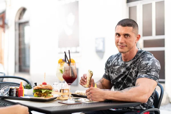 Портрет Взрослого Мужчины Поедающего Тортилью Буррито Открытом Воздухе Ресторане Коктейле — стоковое фото