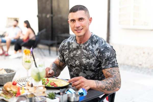 Porträt Eines Erwachsenen Mannes Der Restaurant Omelett Oder Rührei Isst — Stockfoto