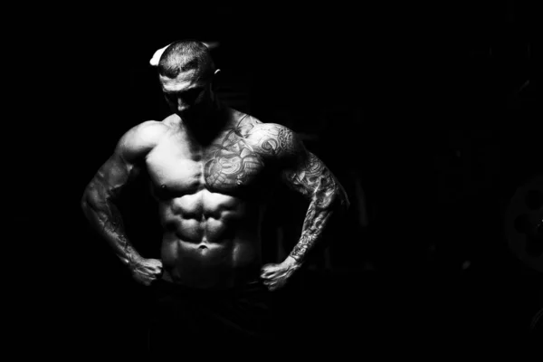 Porträtt Fysisk Passform Man Visar Sin Vältränade Kropp Muskelatletisk Kroppsbyggare — Stockfoto