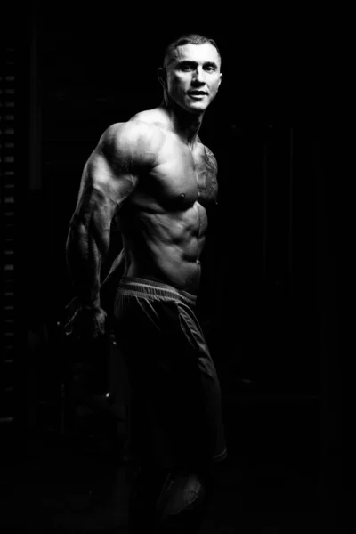 ジムやフレッシング筋肉に強い立ってハンサムな男 運動後の筋肉運動体ビルダーフィットネスモデルのポーズ — ストック写真