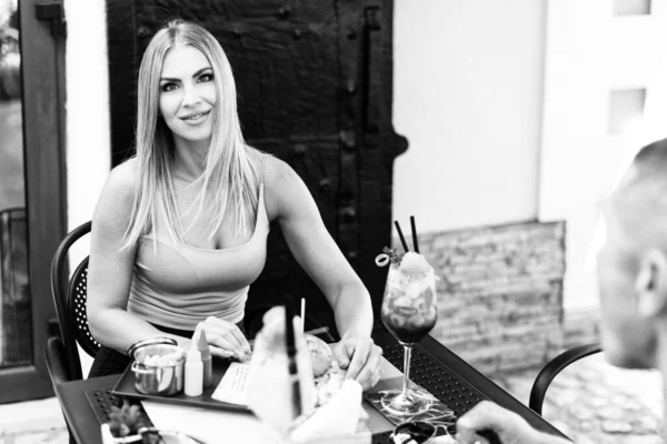 Retrato Una Mujer Joven Comiendo Hamburguesa Hamburguesa Americana Aire Libre — Foto de Stock