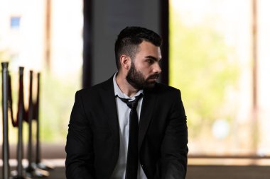 Allah 'a mescitlerde dua eden çekici bir adam.