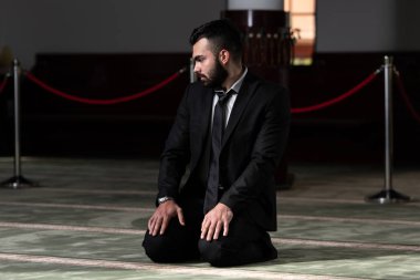 Allah 'a mescitlerde dua eden çekici bir adam.