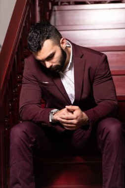 İşadamı Müslüman Camide Allah 'a Geleneksel Dua Ediyor