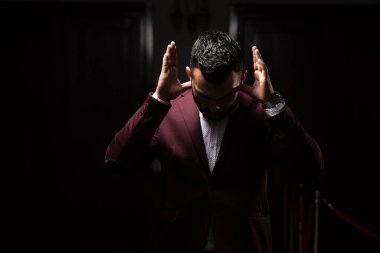 Allah 'a mescitlerde dua eden çekici bir adam.