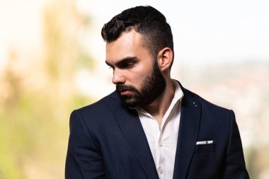 Camide Genç Bir Müslüman Adamın Portresi Dua Ediyor