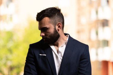 Allah 'a mescitlerde dua eden çekici bir adam.