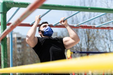Bir spor salonunda bilardo oynayan genç bir sporcu sokak egzersizleri yapıyor.