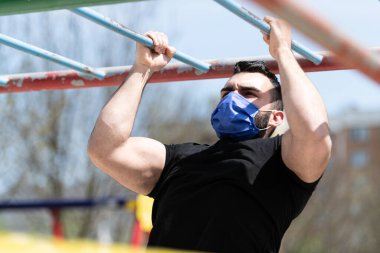 Bir spor salonunda bilardo oynayan genç bir sporcu sokak egzersizleri yapıyor.