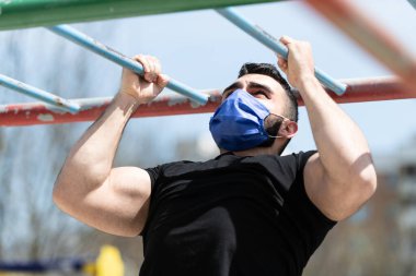 Bir spor salonunda bilardo oynayan genç bir sporcu sokak egzersizleri yapıyor.