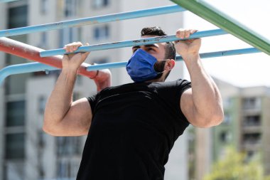 Bir spor salonunda bilardo oynayan genç bir sporcu sokak egzersizleri yapıyor.