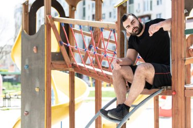 A portresi, fiziksel olarak genç adam açık havada poz uygun