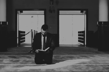 İşadamı Müslüman Camide Allah 'a Geleneksel Dua Ediyor