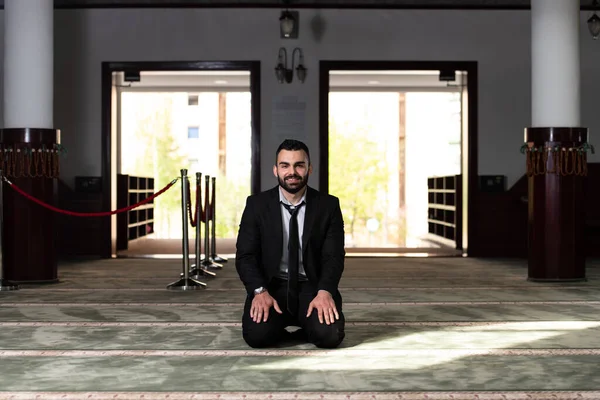ビジネスマン ムスリムがモスクで神様に伝統的な祈りを捧げる — ストック写真