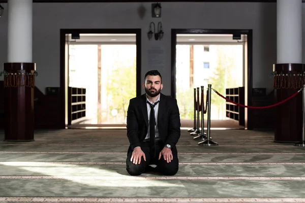 Portrait Jeune Musulman Adulte Prière Dans Mosquée — Photo