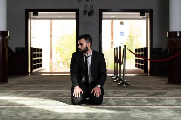 Portrait Jeune Musulman Adulte Prière Dans Mosquée — Photo