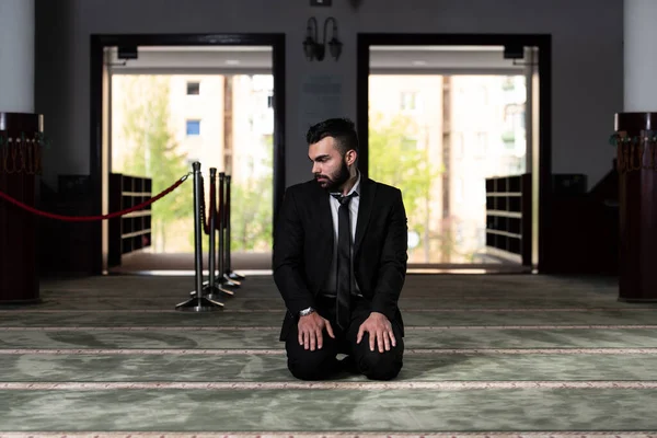 Uomo Affari Musulmano Fare Preghiera Tradizionale Dio Allah Nella Moschea — Foto Stock