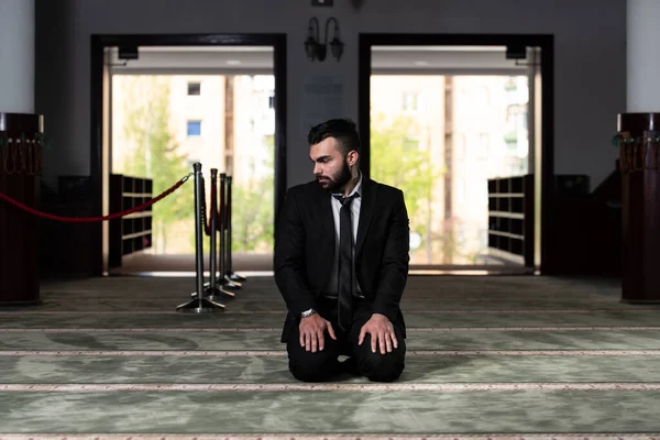 Empresario Musulmán Haciendo Oración Tradicional Dios Alá Mezquita — Foto de Stock