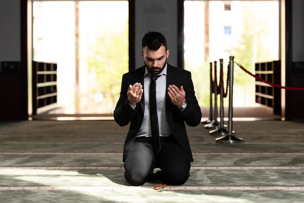 Retrato Jovem Adulto Muçulmano Está Orando Mesquita — Fotografia de Stock