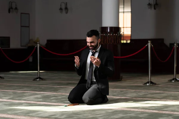 Empresário Muçulmano Fazendo Oração Tradicional Deus Alá Mesquita — Fotografia de Stock