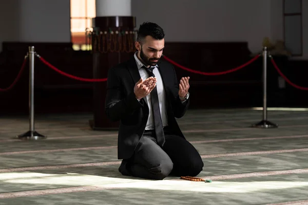 Retrato Jovem Adulto Muçulmano Está Orando Mesquita — Fotografia de Stock