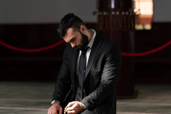 Homem Atraente Fazendo Oração Tradicional Deus Allah Mesquita — Fotografia de Stock