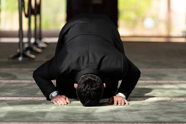 Empresario Musulmán Haciendo Oración Tradicional Dios Alá Mezquita —  Fotos de Stock